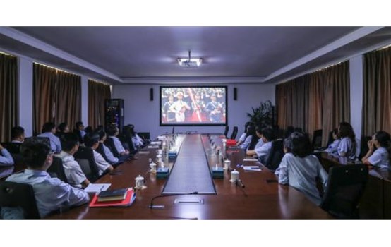 威海产投集团组织收看庆祝新中国建设70周年大会盛况