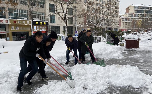 以动制“冻”，，，，，温暖护行——威海产投集团开展清雪行动