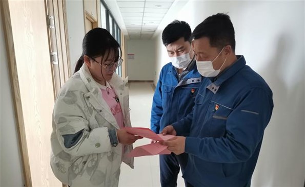 威海产投集团开展“自愿效劳耀党徽 ”学雷锋主题运动