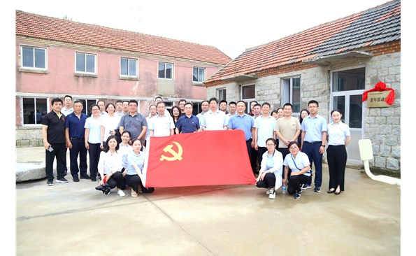 情系联系村，，，，，，，共建显继续——威海产投集团开展“五个一”主题党日运动